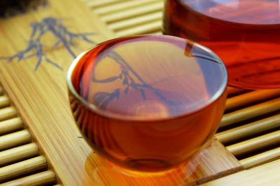 红茶不能一直泡在杯子里喝么，一直泡着喝会滋生细菌